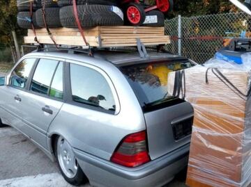 Detenido por cargar un piano en un auto compacto