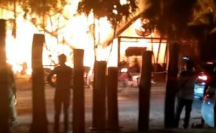 Incendio consume varios locales comerciales de la zona costera de Tulum