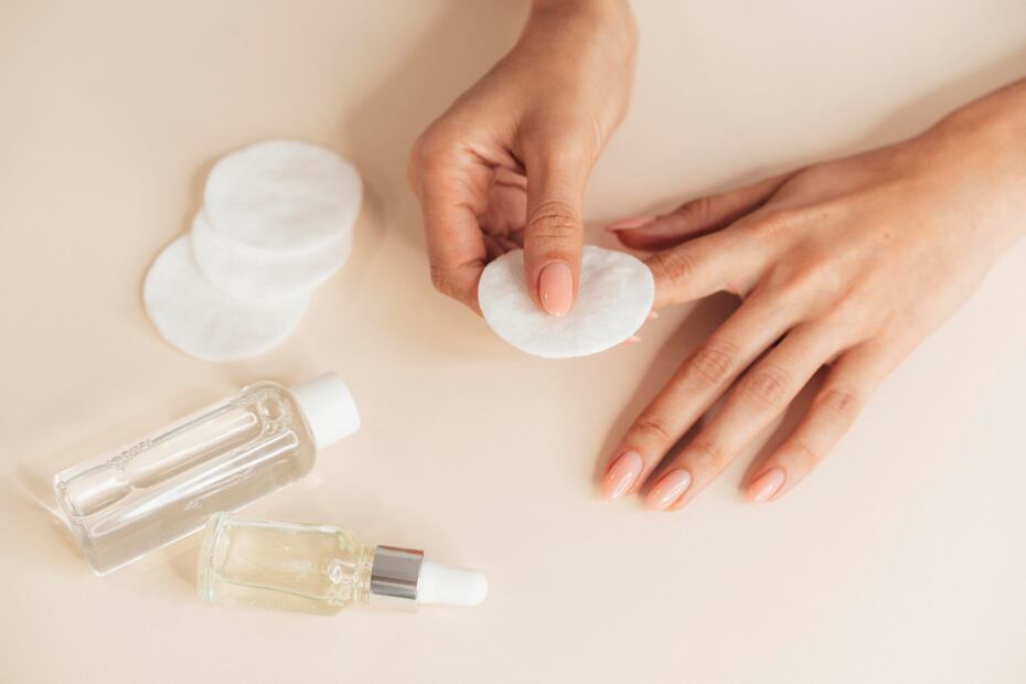 La acetona es un disolvente potente que remueve rápidamente el esmalte. Foto: Freepik