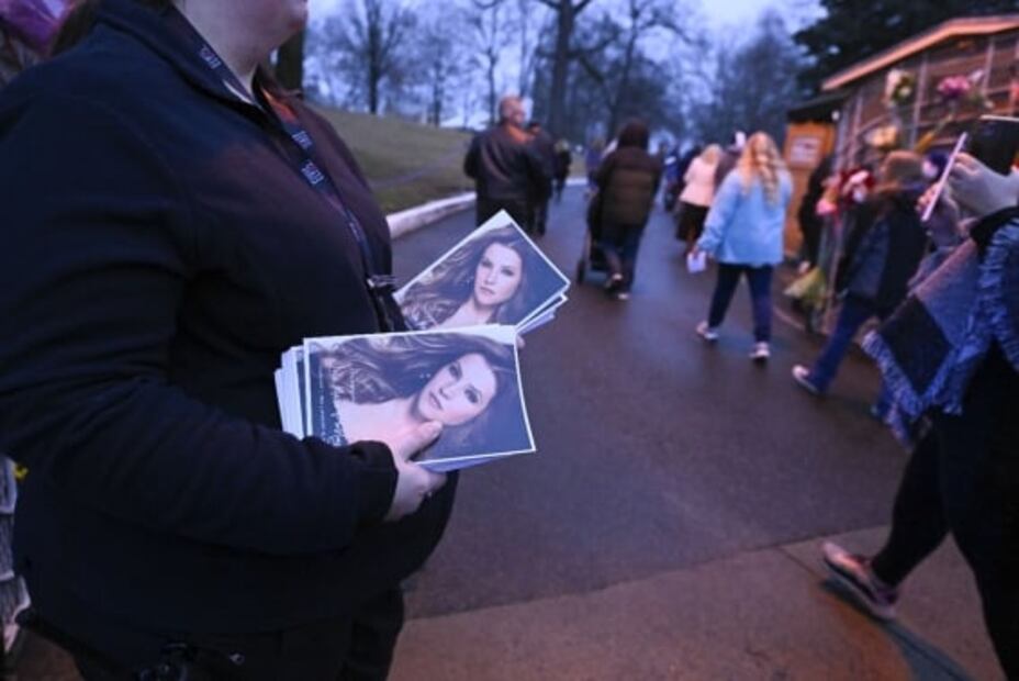 En funeral de Lisa Marie Presley, captan a Austin Butler y miles de fánaticos 