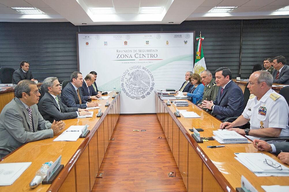 El secretario de Gobernación, Miguel Ángel Osorio Chong, encabezó la Reunión de Seguridad Zona Centro, en la cual se analizaron acciones que están en marcha para recapturar a Joaquín Guzmán Loera (ESPECIAL)