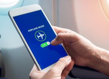 Qué pasa si no pones el celular en modo avión en un vuelo, según un piloto