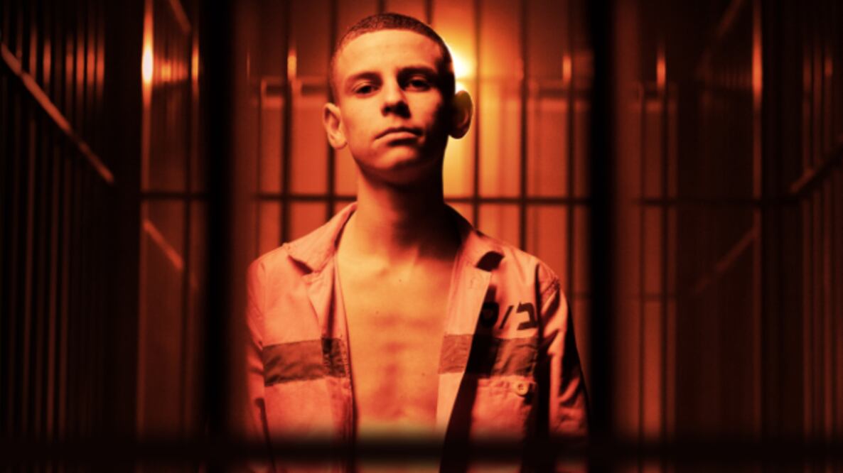 "Bad Boy" es una serie que se se ríe de las vivencias de su protagonista. Foto: Netflix