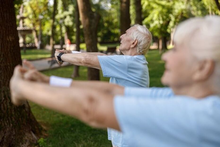 Ejercicios para recuperar masa muscular en personas mayores. Fuente: Freepik.