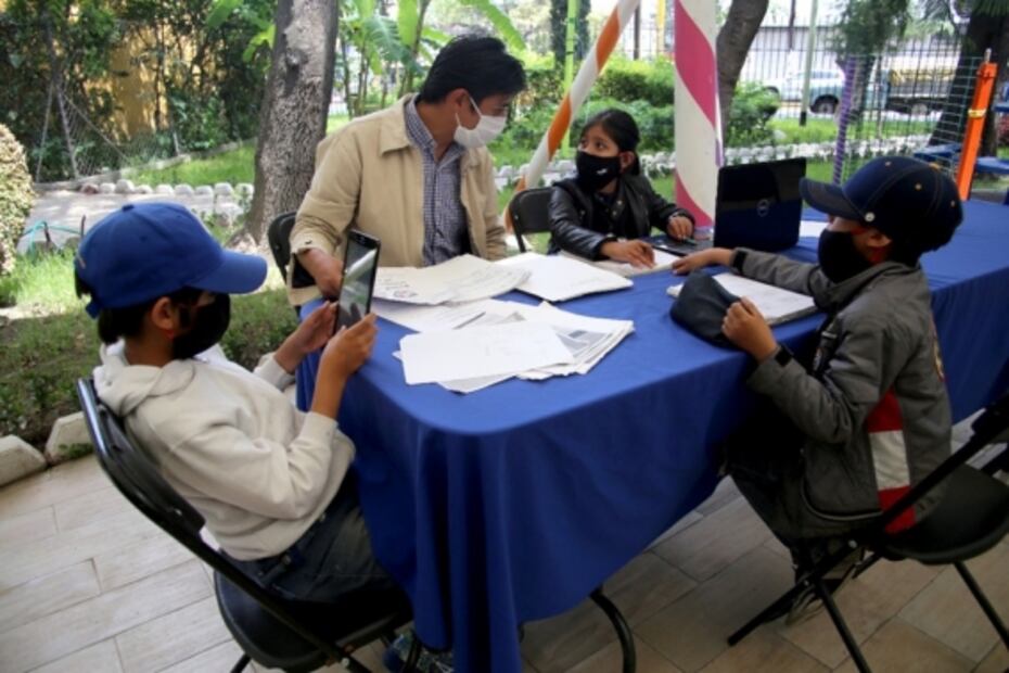 Pasa hasta 7 horas en parque con internet para que sus hijos hagan la tarea