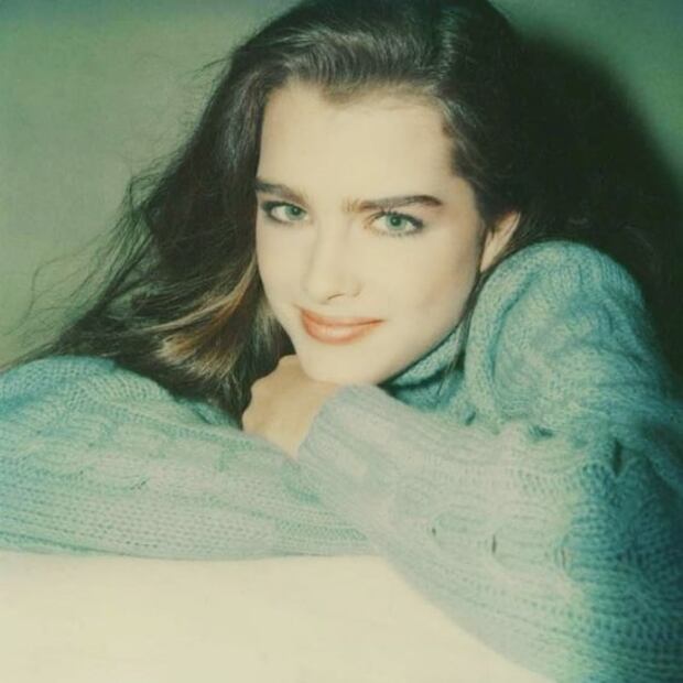 Brooke Shields muestra su belleza y posa topless a los 56 años 