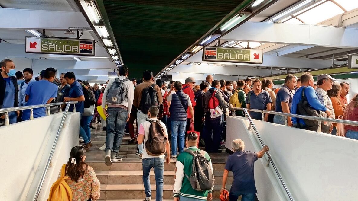 Cada mañana, los usuarios del Metro Indios Verdes padecen un trayecto contrarreloj para no llegar tarde a sus destinos.