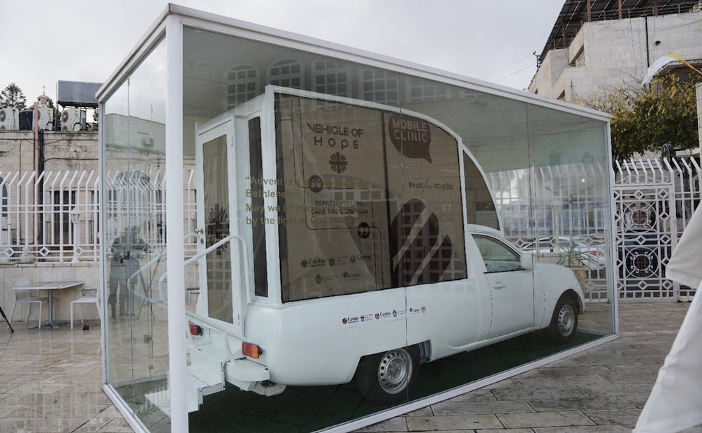El vehículo fue presentado en Belén, en Cisjordania ocupada por Israel, muy cerca de la Basílica de la Natividad y la plaza del Pesebre, donde ya se están llevando a cabo los preparativos para la Navidad. Foto: AP
