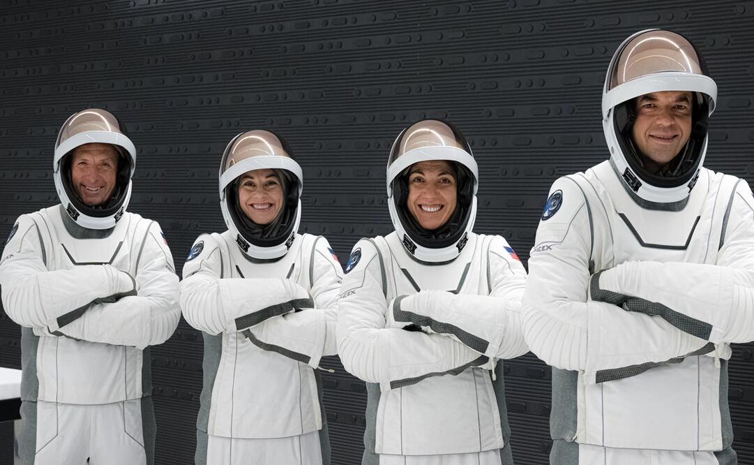 Fotografía de los cuatro tripulantes de la misión (de izq a der) el comandante Jared Isaacman, el piloto Scott 'Kidd' Poteet, y las especialistas Sarah Gillis  y Anna Menon  posando con sus trajes en el Kennedy Space Center en Merritt Island, Florida (EE. UU).  EFE/John Kraus/Polaris Program