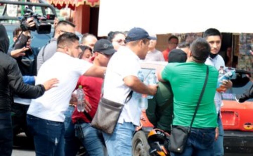 Elementos de seguridad agredieron a algunos civiles y reporteros que se encontraban en la zona. Foto: Especial