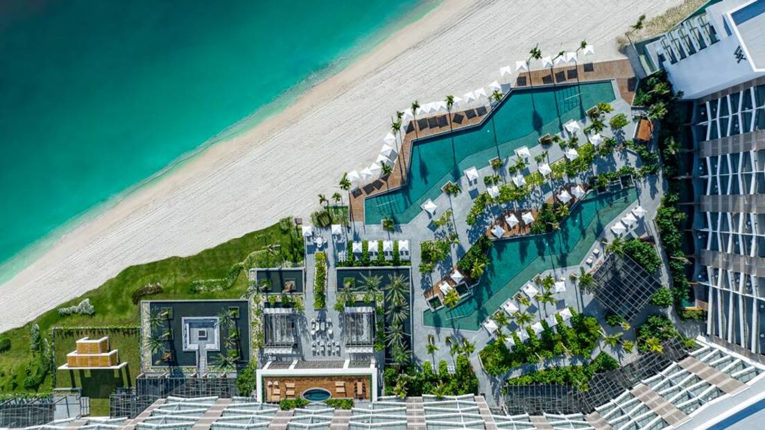 Cuenta con dos albercas de borde infinito 
 y servicio de atención personalizada en esa zona. Foto: Waldorf Astoria