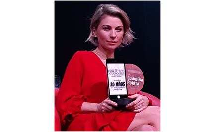 Ludwika Paleta recibe halagos y homenaje en "Perfectos desconocidos"