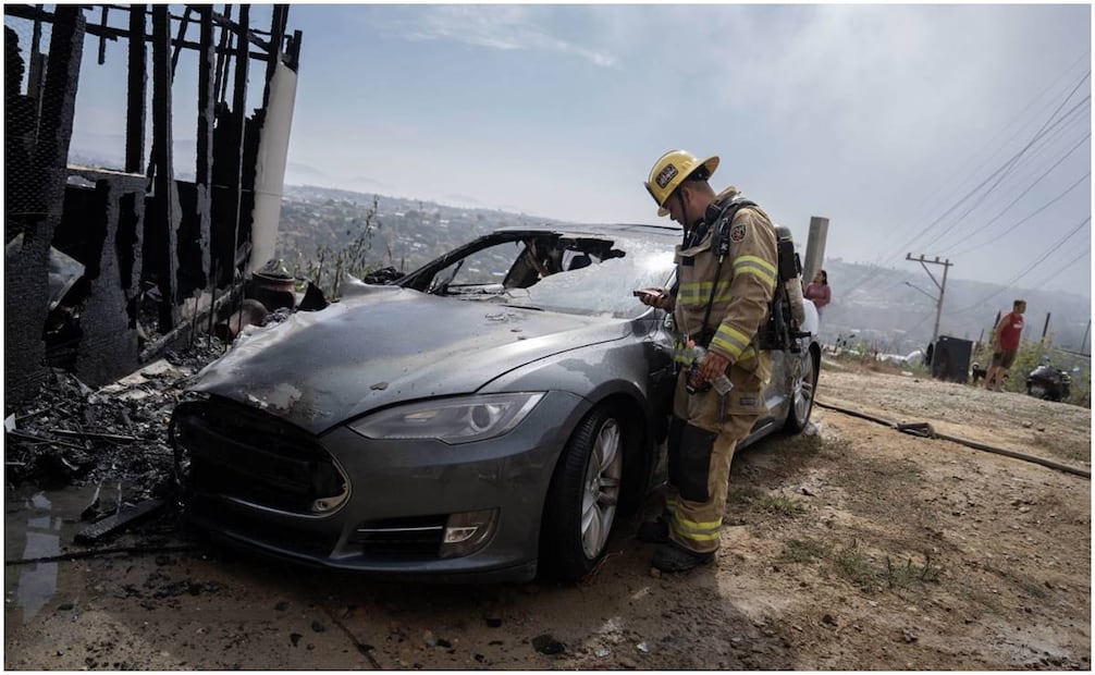 Un auto Tesla, que estaba conectado al poste de la luz, y una vivienda se incendiaron esta mañana en la colonia Lázaro Cárdenas. Foto: Cuartoscuro