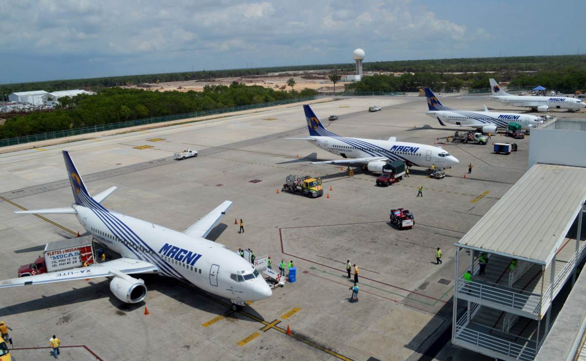 La aerolínea mexicana Magnicharters incrementará su flota de viajeros nacionales e internacionales hasta 5 millones de clientes por año, luego del incremento de 5.5% que registra actualmente, en comparación con el año pasado, Cancún continúa como principal mercado  de destinos turísticos debido al esquema de negocios que ofrece paquetes completos a los visitantes. La aerolínea festeja hoy su 31 aniversario, donde se llevará a cabo el MAGNIFAM evento que reúne a 600 agentes de viajes que llegaron en 4 vuelos procedentes del D.F., Guadalajara y Monterrey. Foto: Cuartoscuro