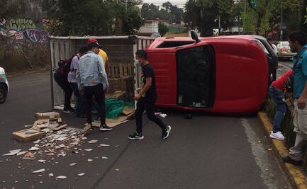 Vuelca camioneta cargada con losetas en Lomas Verdes; conductores y vecinos auxilian a chofer