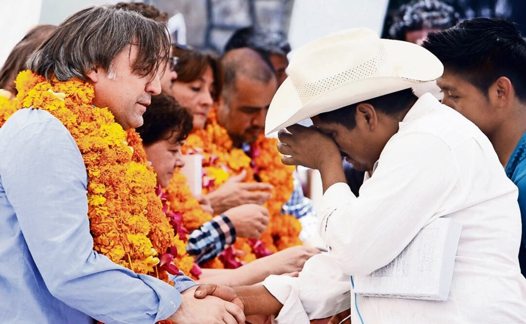Francisco Cox, from the Inter-American Commission on Human Rights (IACHR), shakes hand with a relative of a missing student - Photo: Ginnette Riquelme/REUTERS