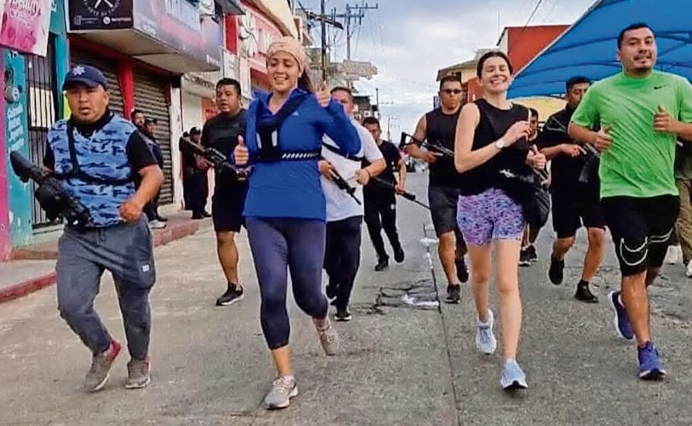 La alcaldesa Marli Trejo salió a correr acompañada de 11 agentes de la Policía Estatal, quienes portaban armas largas. (04/02/2025) Foto: Especial