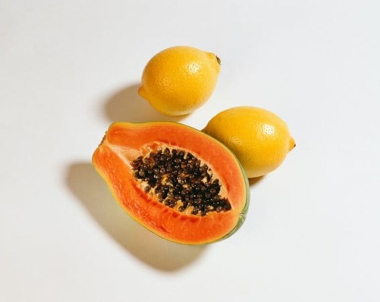 Por qué debes agregarle limón al agua de papaya