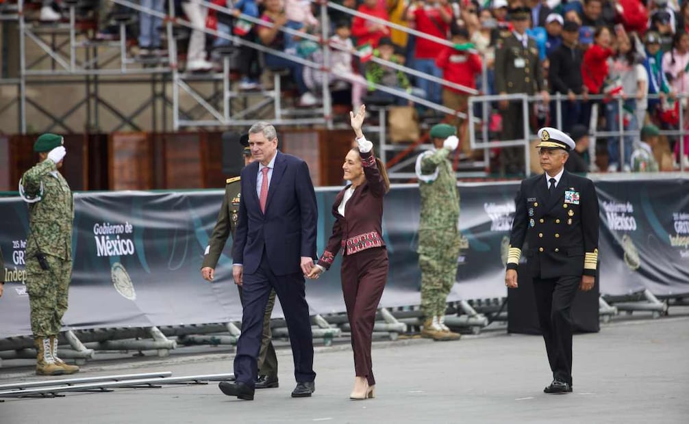 La presidenta Claudia Sheinbaum Pardo encabeza el Pase de Revistas previo al Desfile Cívico Militar por el 215 Aniversario del Grito de Independencia de México. Foto Hugo Salvador / EL UNIVERSAL.