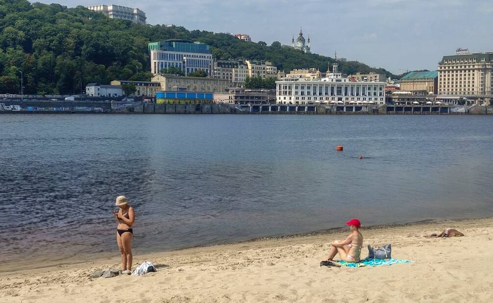 bañistas ucranianos en una de las playas artificiales a orillas del río Dnipró. Foto: EFE