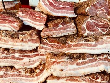 De qué parte del cerdo está hecho el tocino