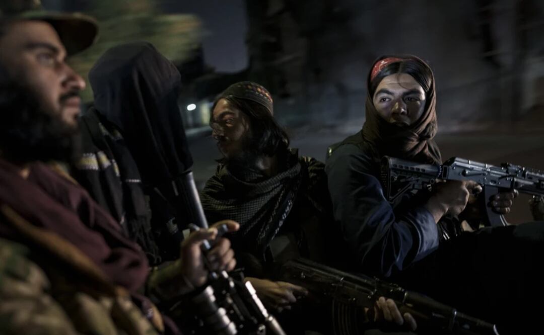 En esta imagen de archivo, combatientes talibanes durante una patrulla nocturna en Kabul, Afganistán, el 12 de septiembre de 2021. Foto: AP
