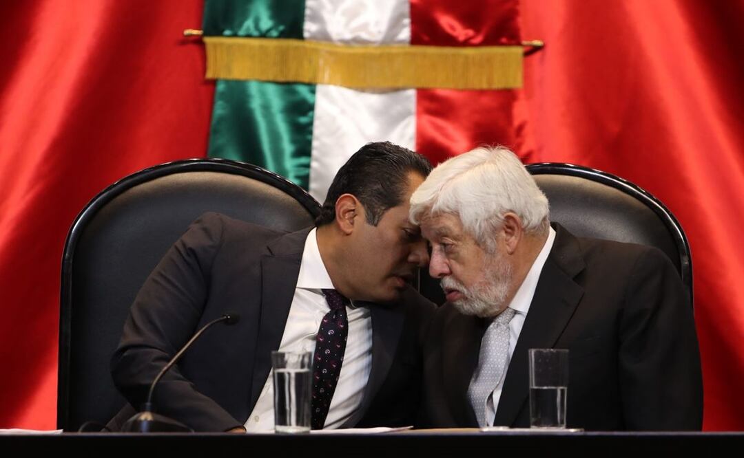 Sergio Gutiérrez Luna y Jaime Maussan en Segunda Audiencia OVNI que se realiza este martes 7 de noviembre en San Lázaro. / Foto: Berenice Fregoso/EL UNIVERSAL.