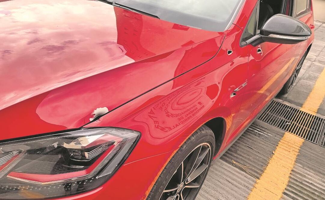 Un sujeto disparó 4 veces hacia el cofre y un costado del auto de la delegada de Morena en la entidad. Foto: Especial.