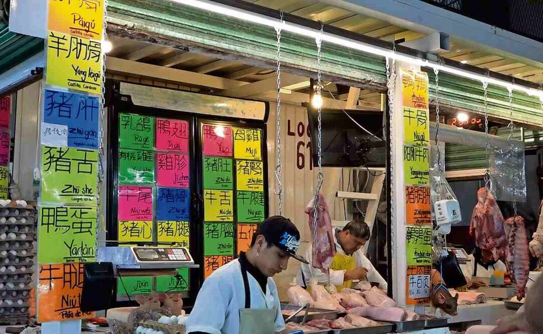 “Hay unos [chinos] que se dan a entender [para comprar], otros a puras señas o esperan a que alguien les ayude”, comentó el locatario Leonardo Roldán.
Foto: Alberto Torres / EL UNIVERSAL