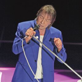 Roberto Carlos regala rosas y éxitos