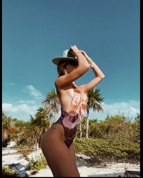 Michelle Salas presume en la playa su tatuaje en la cadera
