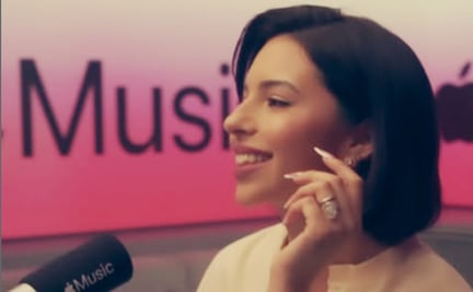 Ángela Aguilar esquiva y se burla de la prensa  