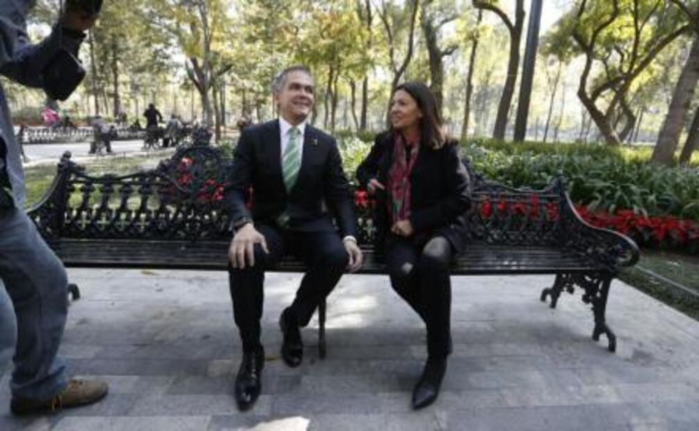 Alcaldesa de París se sube al Metro con Mancera
