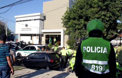 Suman 4 policías muertos y 42 heridos por atentado en Barranquilla