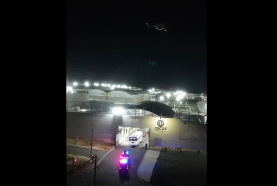 Migrantes son trasladados a mega cárcel de Bukele. Foto: tomada de Truth Social de Trump