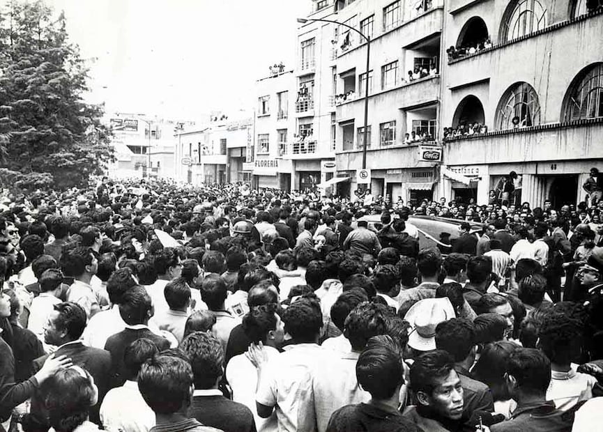 Al paso del cortejo fúnebre miles de personas se interpusieron cuando salió de la agencia funeraria Gayosso, para tratar de ver por las ventanillas de la ambulancia los restos del querido actor y cantante Javier Solís, aquel 1966. Foto: Archivo EL UNIVERSAL.