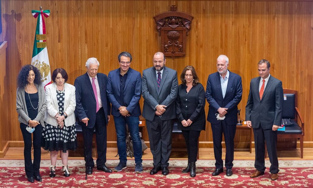Ceremonia de premiación y clausura de la IV Bienal de literatura Mario Vargas Llosa: Juan Gabriel Vasquez resulto ganador de esta bienal. Con
Palabras de Mario Vargas Llosa y Marisol Schulz Manaut, directora de la FIL Guadalajara en el paraninfo de la Universidad de Guadalajara, en Guadalajara, México, domingo 26 de Septiembre 2021. (© Fundación UdG/ Bernardo De Niz). Foto: Cortesía
