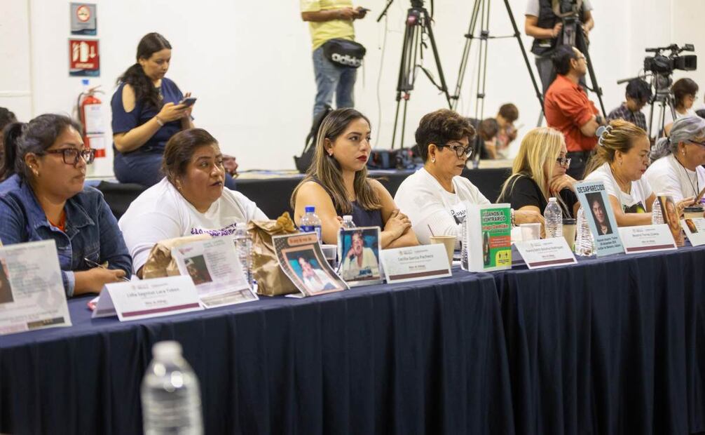 Rosa Icela Rodríguez en el seguimiento a las mesas de diálogo con colectivos buscadores y familiares de personas desaparecidas. Foto: Especial