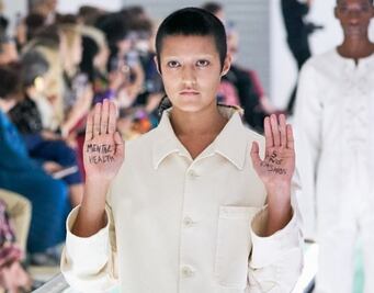 Modelo protesta por la salud mental en desfile de Gucci