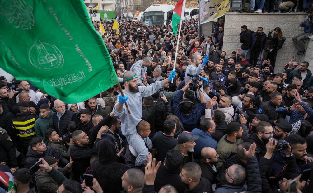 Los prisioneros palestinos son recibidos por una multitud después de ser liberados de una prisión israelí tras un acuerdo de alto el fuego, en la ciudad cisjordana de Ramallah, el sábado 25 de enero de 2025. Foto: AP