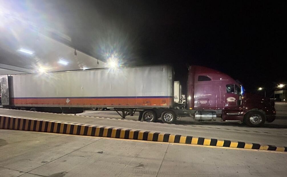 Tráiler donde había tres vehículos de gama alta (09/10/2025). Foto: Especial