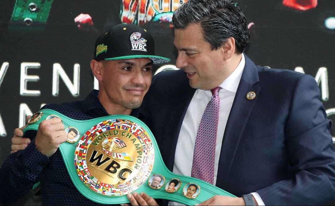 Gallo Estrada con Mauricio Sulaimán - FOTO: Especial