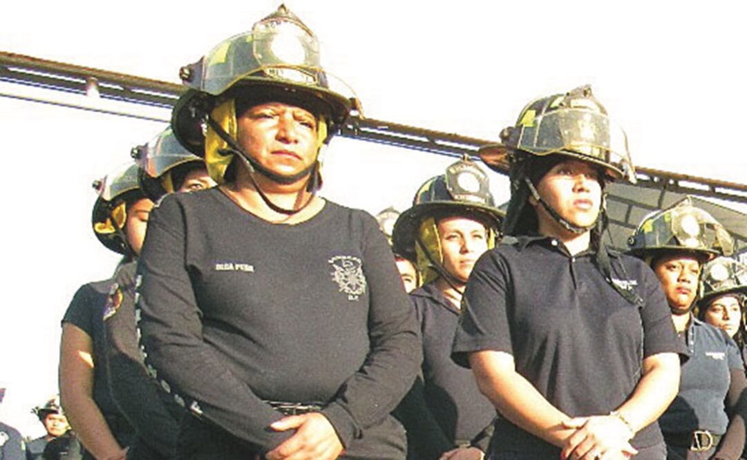 Esfuerzo. Con su equipo, que incluye un casco con peso aproximado de tres kilogramos, los bomberos marcharon 10 kilómetros. (ESPECIAL)