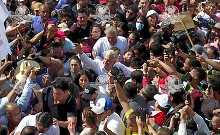 Tras más de cuatro horas de marcha, AMLO entra por la calle de Madero rumbo al Zócalo