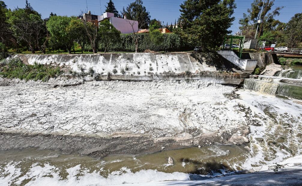Caminar o vivir junto al río San Joaquín y a la presa El Capulín, que es un vaso regulador de la Conagua, es sentir el tufo no sólo de caño, sino directamente de toneladas de excremento, señalaron vecinos. Foto: Gabriel Pano / EL UNIVERSAL