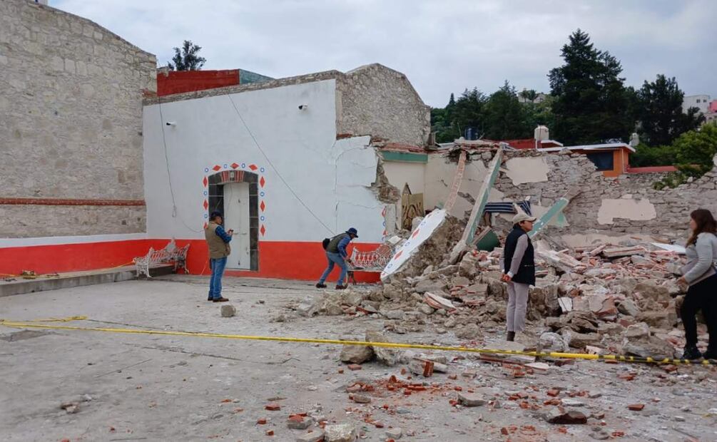 Autoridades del INAH evalúan daños de iglesia tras explosión de pirotecnia en Tlaxcala (17/06/2025). Foto: Especial