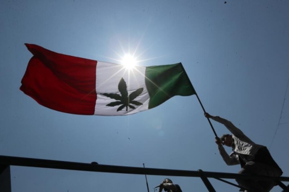 Con pipas y churros, realizan rodada a favor de la despenalización de la marihuana en Toluca
