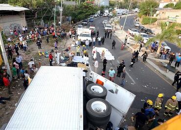 Identifican a 21 de los 56 migrantes que murieron en volcadura de tráiler en Chiapas