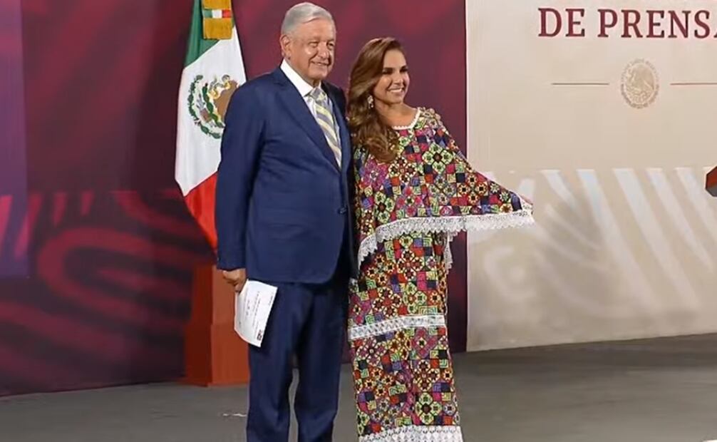 Mara Lezama, gobernadora de Quintana Roo, se acerca a López Obrador para presumirle su vestimenta. Foto: Captura de pantalla