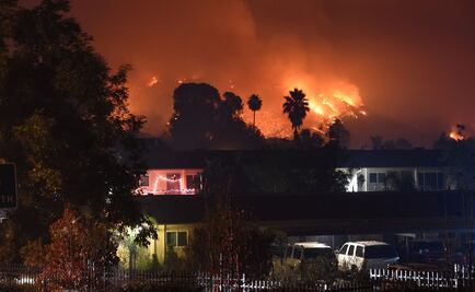 Viento atiza incendios en California; miles de viviendas amenazadas